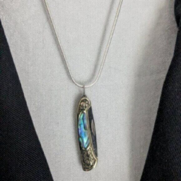 Handmade Jewelry - Beautiful ornate polished pearly shell ĸnіfе pendant with silver chain